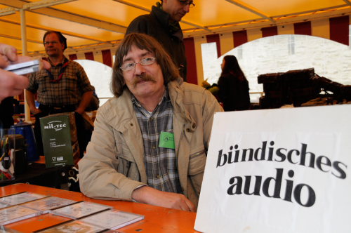 Fränz vom Bündischen Audio auf dem Pfadiflohmarkt des Rheinischen Singewettstreits 2012, Foto: Andreas Winkelmann