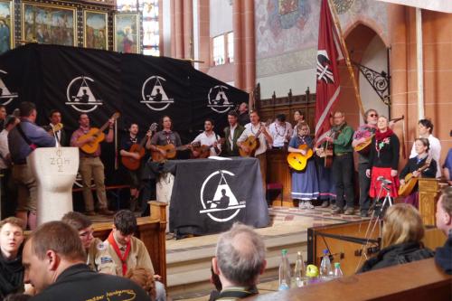 Gemeinschaftliches Singen beim Rheinischen Singewettstreit 2015 in der Katholischen Pfarrkirche St. Goar, Foto: Karin Stoverock