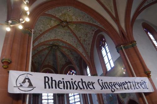 Banner des Rheinischen Singewettstreites in St. Goar 2015 in der Katholischen Pfarrkirche St. Goar, Foto: Karin Stoverock